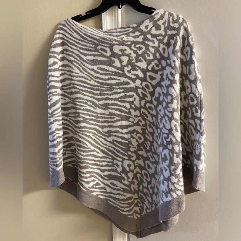 Barefoot Dreams cozy chic ultra lite Gray and White Animal Print Poncho NWT - Picture 5 of 8